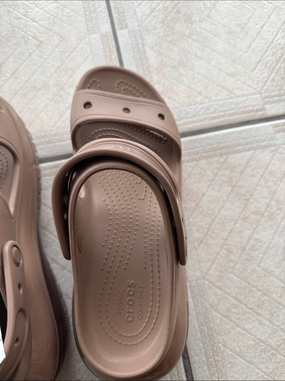 CROCS Woman’s beige size 10 W Sandel - Picture 10 of 12